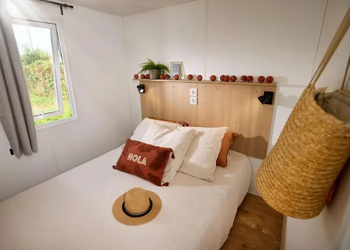 Le Clos Des Pins مكان تخييم 4*