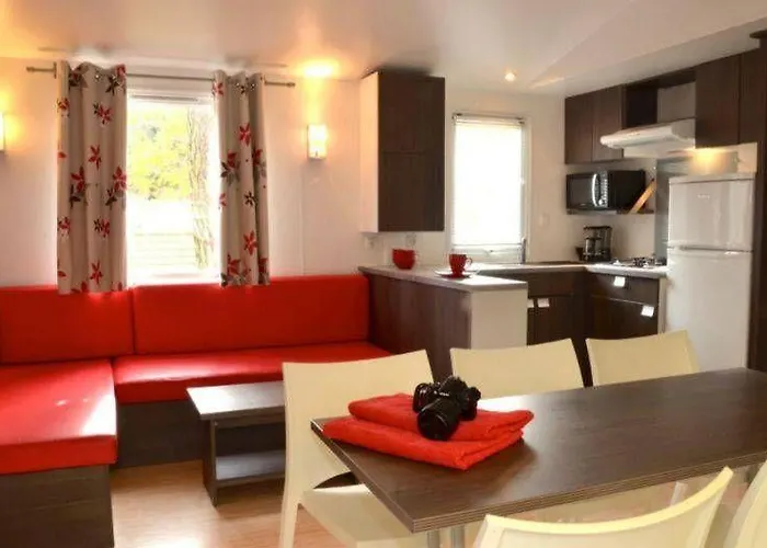 مكان تخييم Le Clos Des Pins 4*