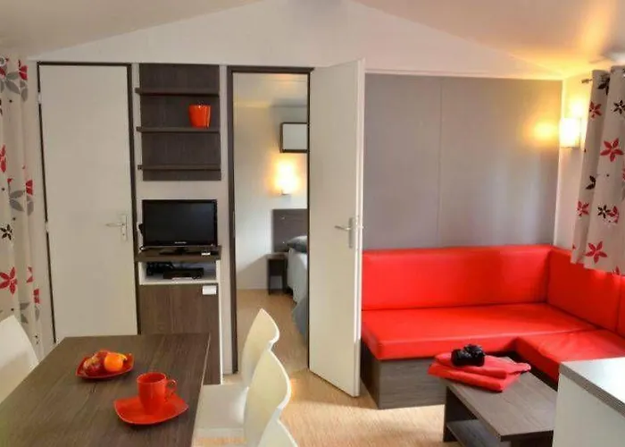 Le Clos Des Pins مكان تخييم